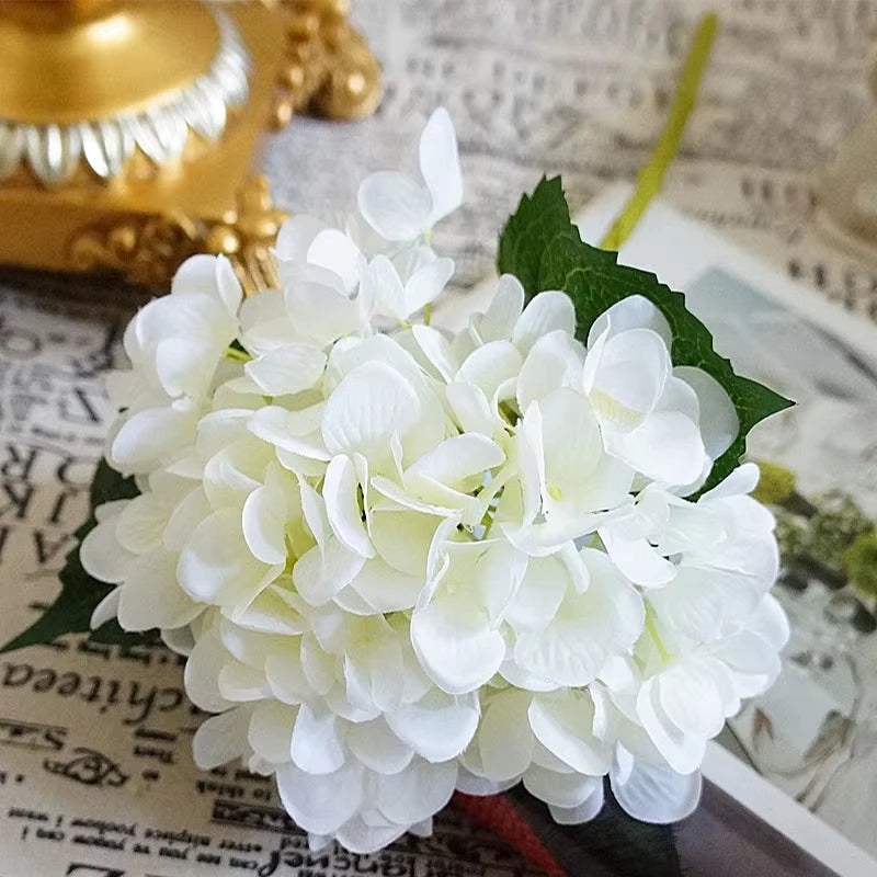 bouquet artificiel hortensias soie bleu blanc vert mariage décoration intérieure moderne minimaliste