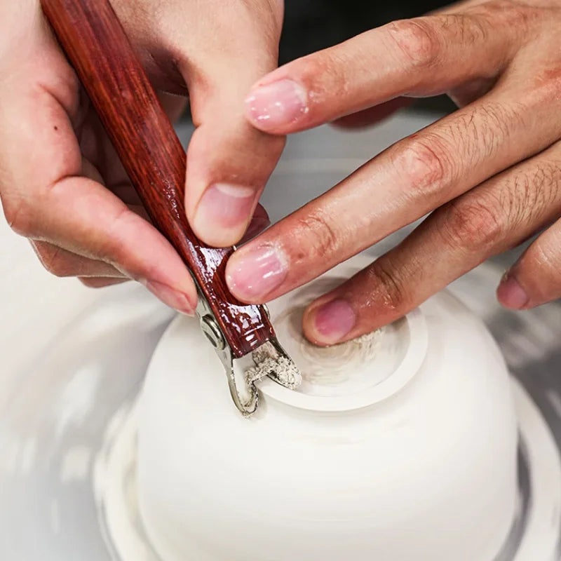 outils poterie coupe argile manche bois lame acier artisanal utilitaire modélisation ceramique