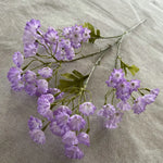 bouquet artificiel violet feuilles vertes décoration extérieure anniversaire mariage minimaliste