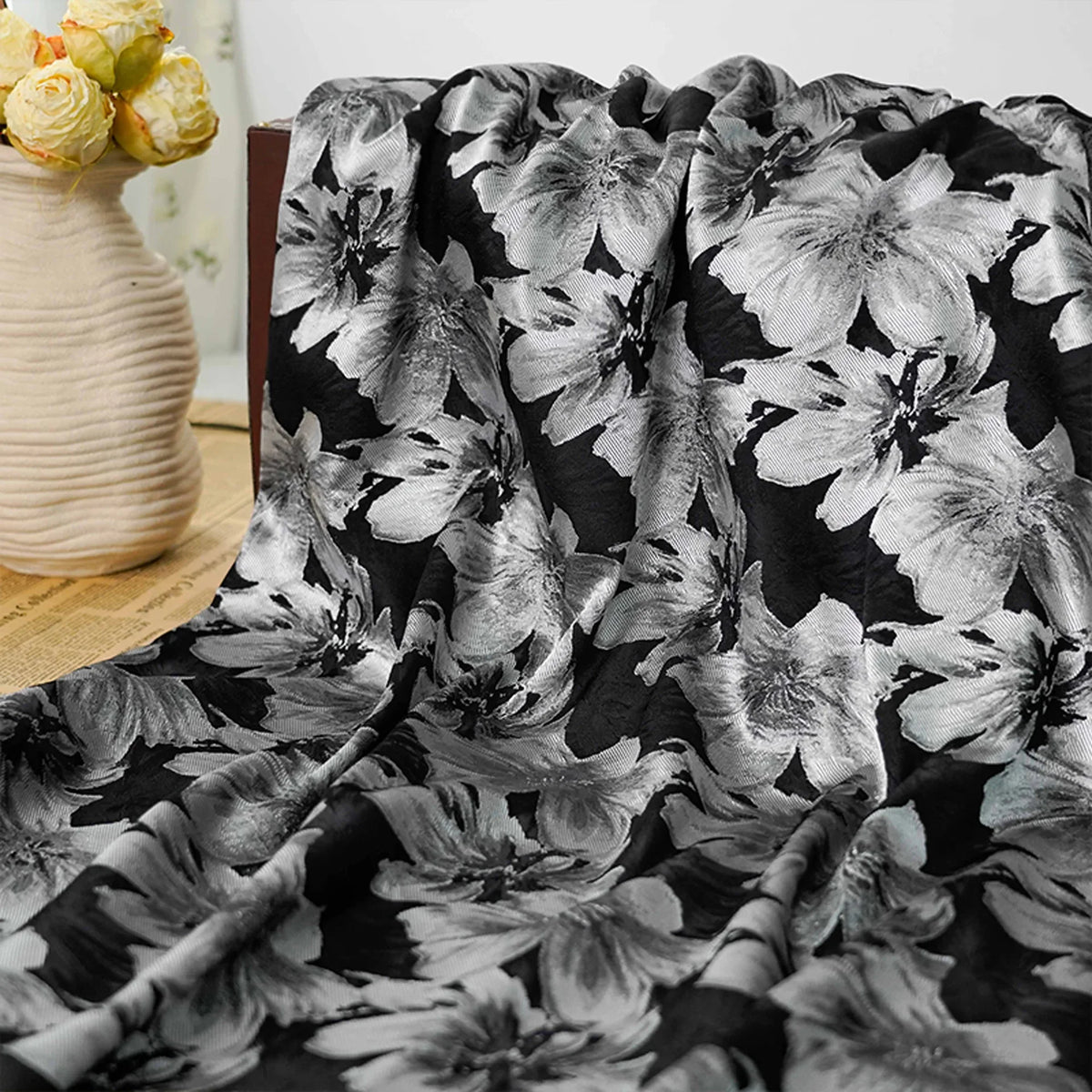 tissu polyester jacquard motifs floraux grands fleurs texturés noir blanc semi transparents décoration printemps