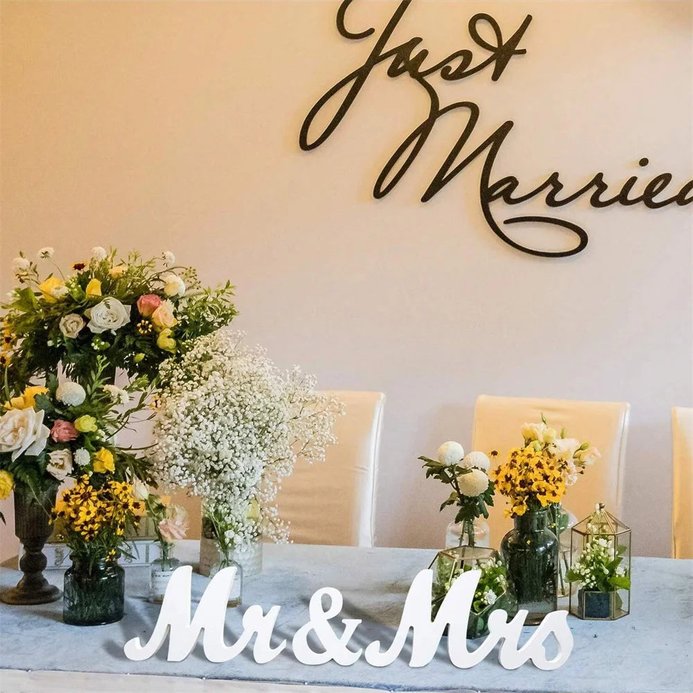 décoration mariage lettres mr mrs bois blanc élégante moderne table événement fleurs gâteau