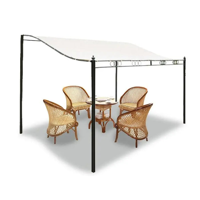 Voile d'ombrage extérieur blanc installée au-dessus d'une terrasse