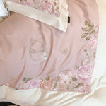 Détail broderie fleurs roses sur taie d'oreiller