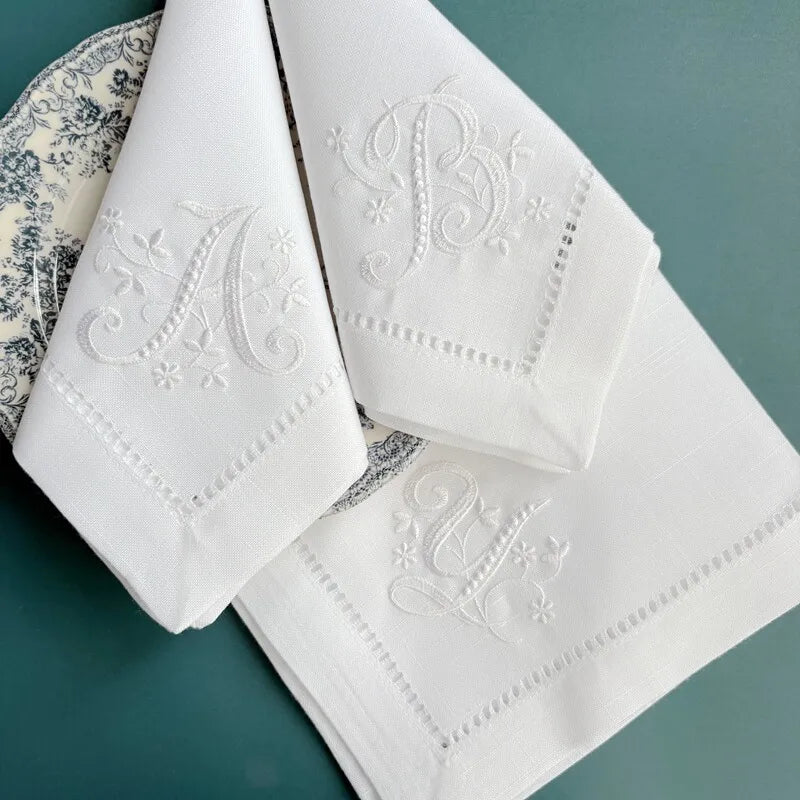 serviette table blanche broderie florale bordure dentelée tissu classique mariage fête