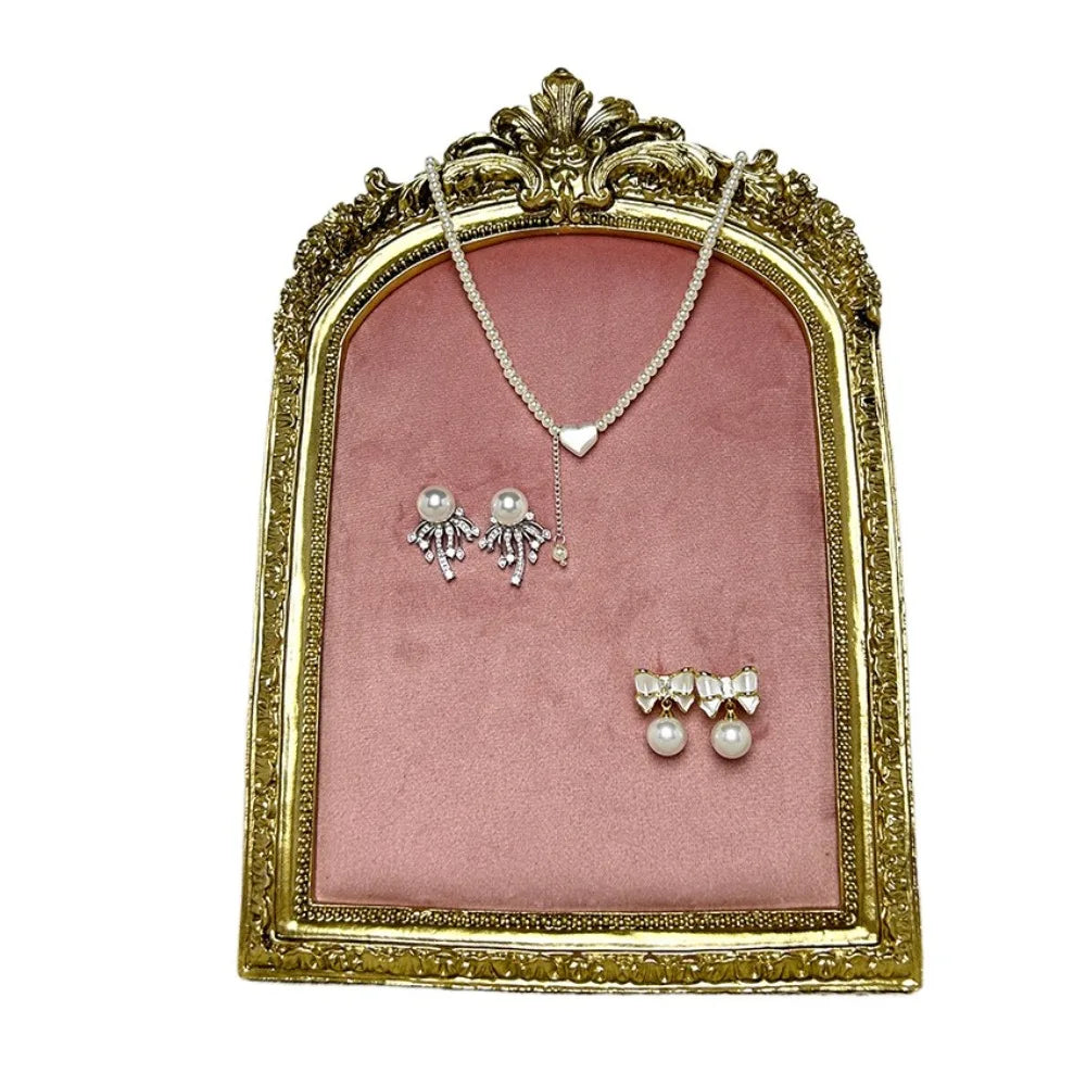 présentoir bijoux classique or rouge rose colliers boucles d'oreilles bracelets mannequin velours baroque vintage