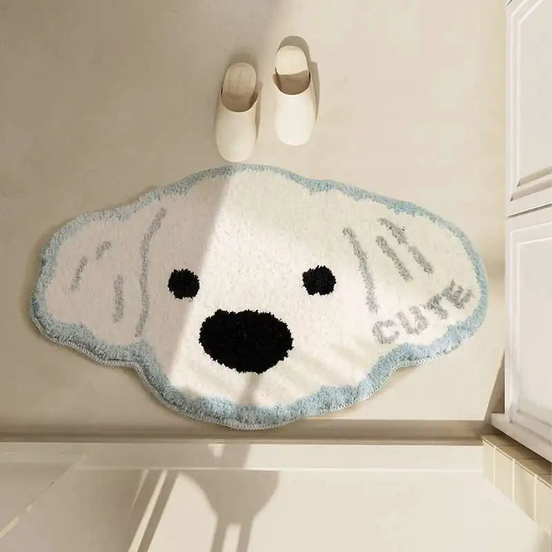 Un tapis en forme de phoque mignon et pelucheux, décoré de deux yeux noirs et d'un nez noir, qui ajoute une touche adorable à l'espace.