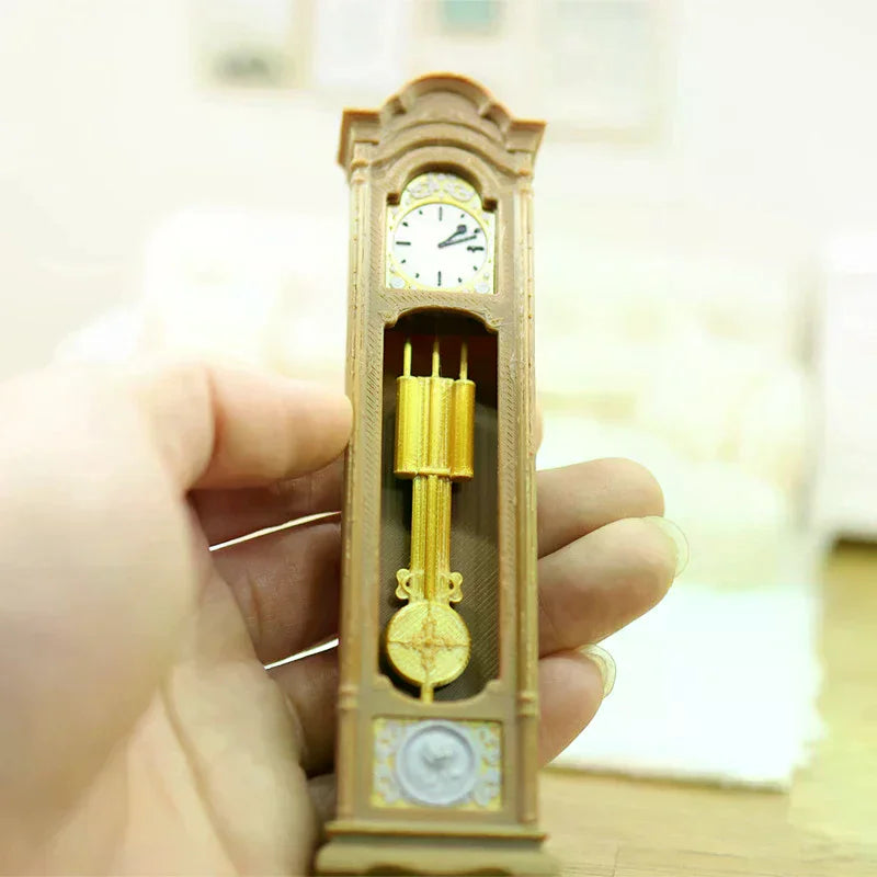 horloge ancienne miniature or blanc texture bois détails dorés rétro classique aiguilles pendule