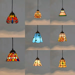 lampe suspendue tiffany multicolore motifs floraux stained glass couloir restaurant étude balcon