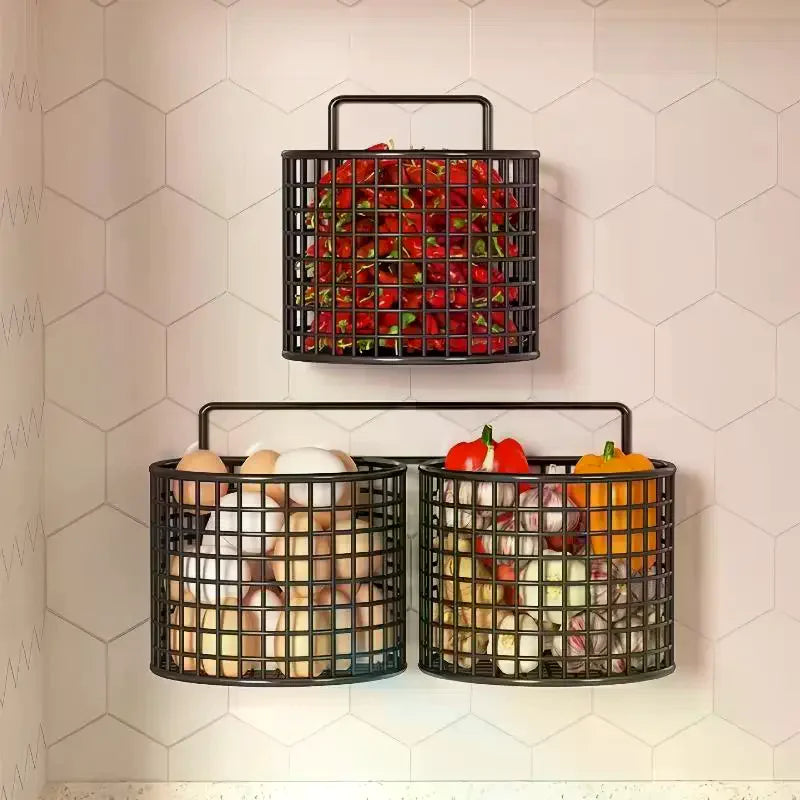 paniers suspendus noir blanc maille fine moderne fonctionnel poignées cuisine rangement