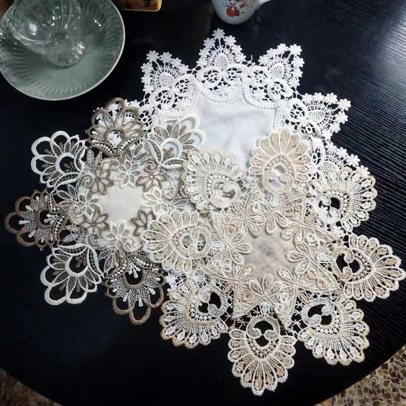 Sous-verre dentelle noir pour décoration de bar élégant
