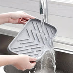 rangement silicone évier moderne éponge savon flacons minimaliste multifonction pliable gris texturé