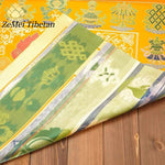 écharpe ethnique motifs floraux couleurs vives texture satinée traditionnelle 100x100cm