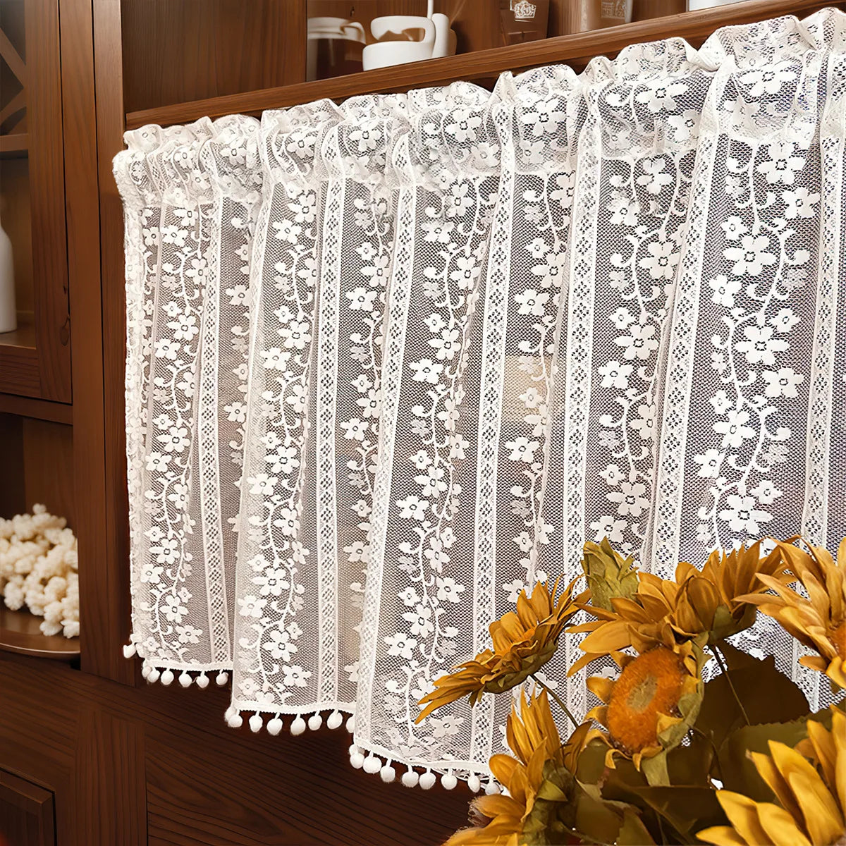 rideau broderie fine fleurs blanches transparent blancs pompons cuisine romantique français