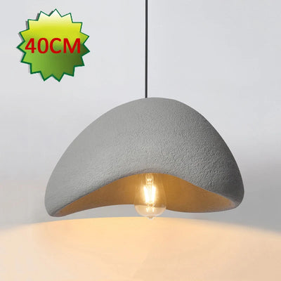 Lampe suspendue scandinave noire 40cm éclairant un salon moderne