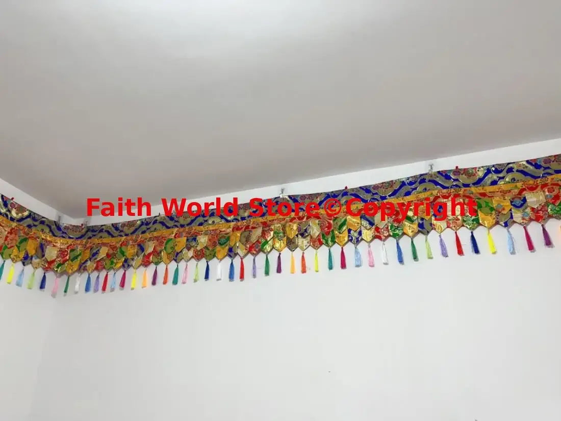rideau décoration murale textile brodé motifs floraux traditionnels couleurs vives clips métalliques tassels