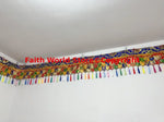 rideau décoration murale textile brodé motifs floraux traditionnels couleurs vives clips métalliques tassels