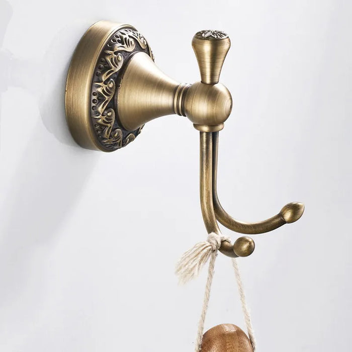 accessoires salle bain doré antique élégants motifs floraux classiques vintage fixations murales savon papier