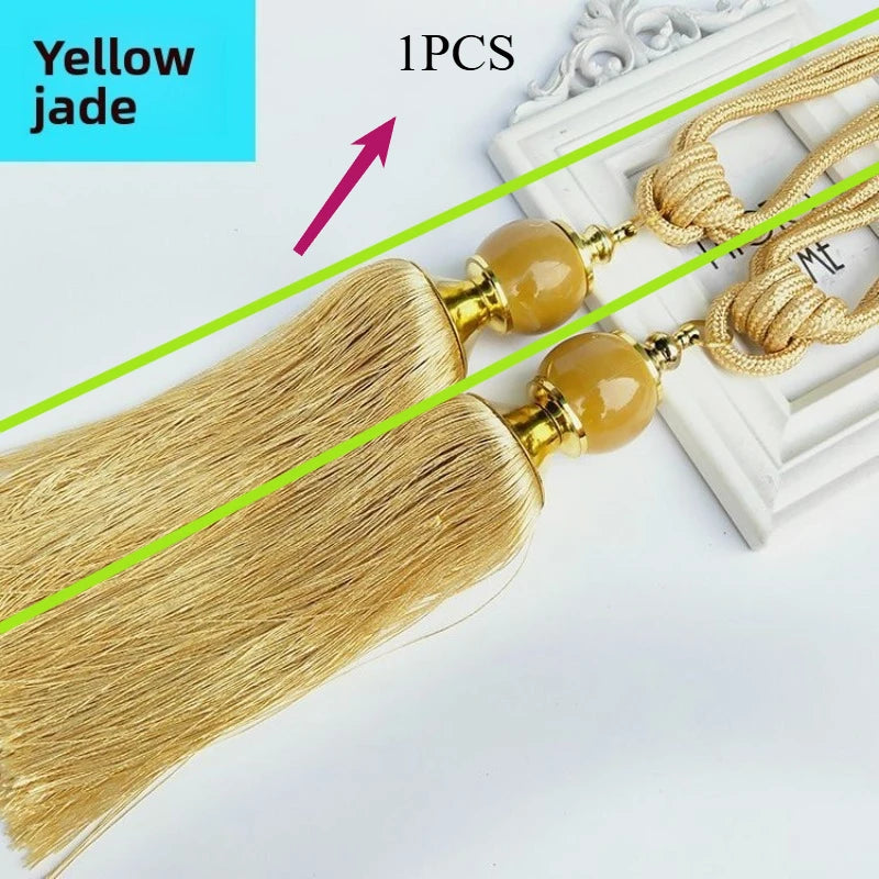 pompons rideau gris bleu jaune rouge classique anciens anneaux métalliques élégants ornement chambre salon