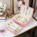 boîtes bijoux simili cuir bleu marine blanc rose pâle compartiments montres boucles doreilles modernes