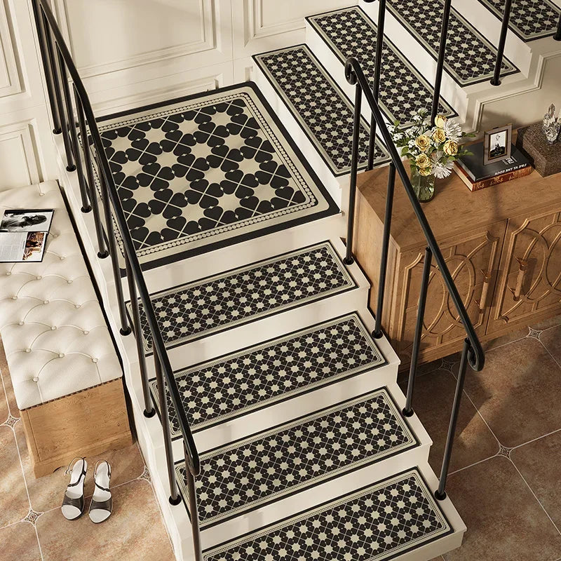 Magnifique escalier noir et blanc avec des motifs géométriques élégants, créant une ambiance sophistiquée et unique dans cette pièce.