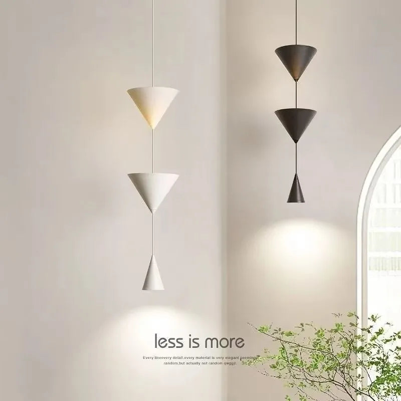 suspension lumineuse moderne minimaliste trois abat jours blanc cassé marron foncé lisse mat