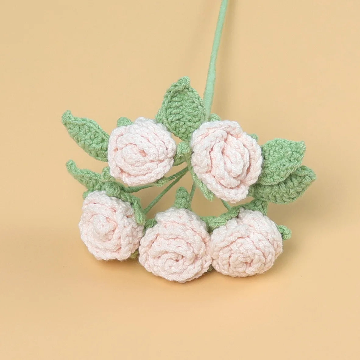 bouquets roses rouges jaunes bleues vertes artisanales crochetées intérieur decoration mariage