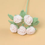 bouquets roses rouges jaunes bleues vertes artisanales crochetées intérieur decoration mariage