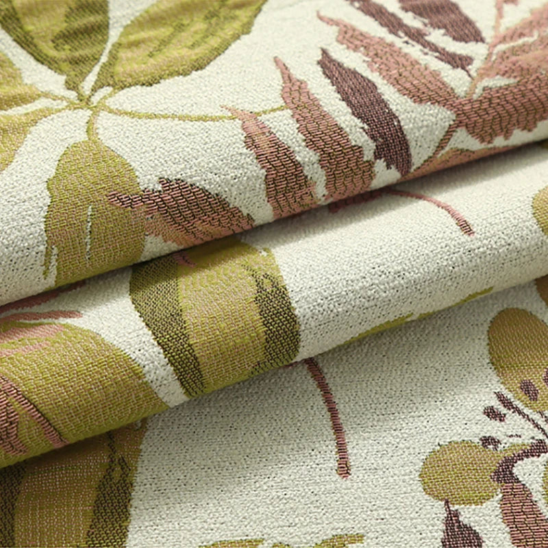 Le motif de ce tissu est une impression florale aux couleurs végétales avec des formes organiques abstraites.