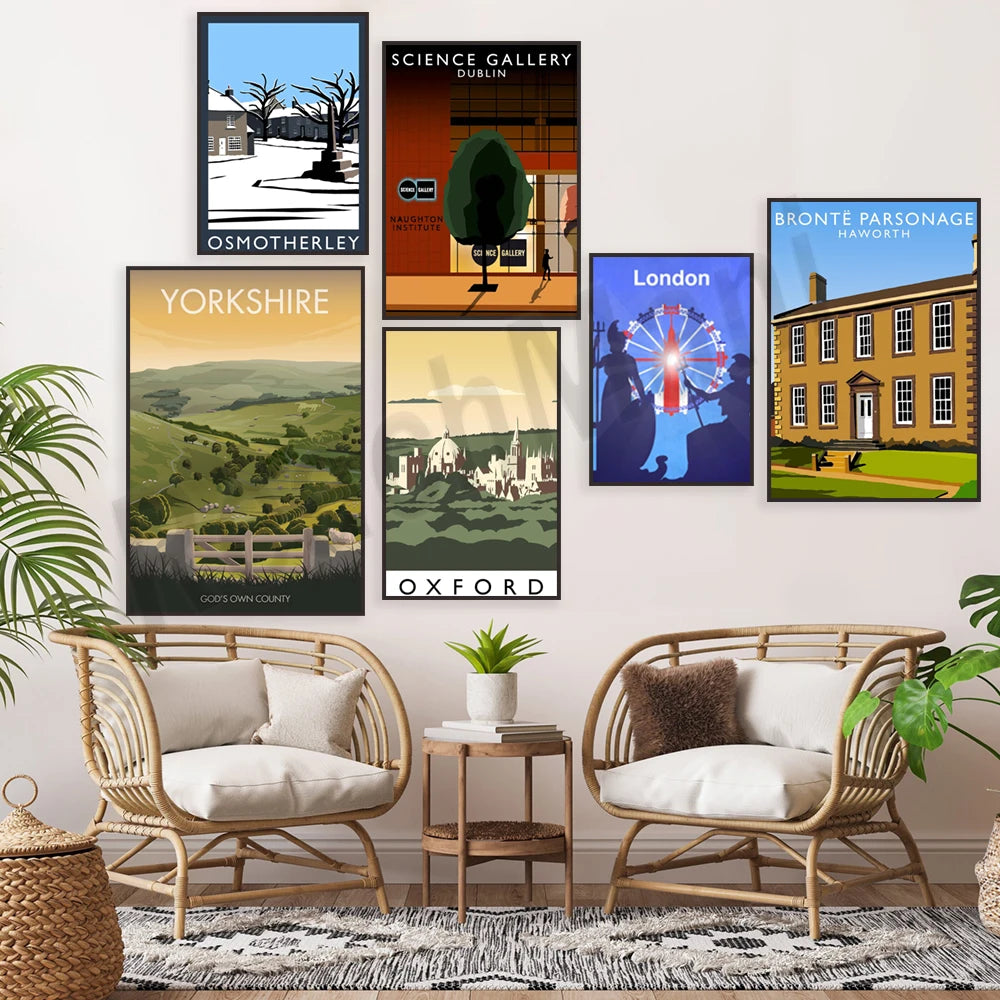 Affiche vintage de lieux emblématiques de la Grande-Bretagne, incluant des paysages champêtres, des monuments et des attractions touristiques, créant une ambiance chaleureuse et accueillante dans un salon moderne.