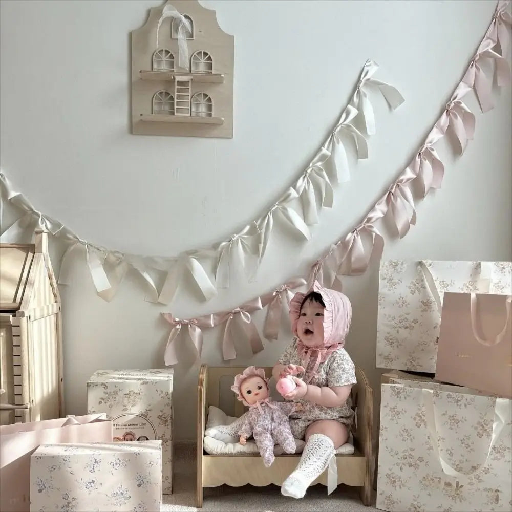 guirlande rubans satinés crème rose pâle noir bleu clair motifs floraux décoration élégante occasion