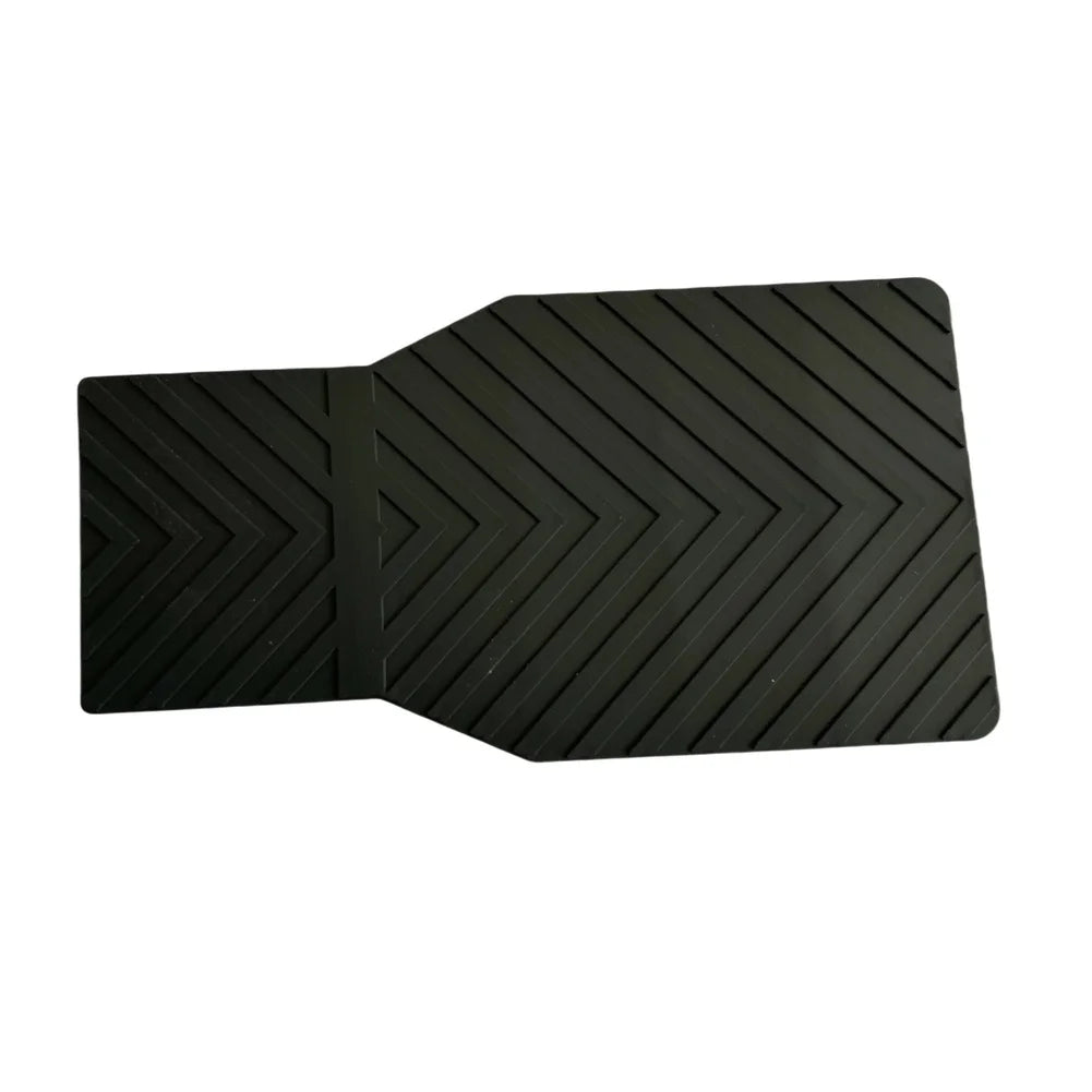 tapis sol scooter électrique noir gris antidérapant texture chevron lignes relief sécurité conducteur