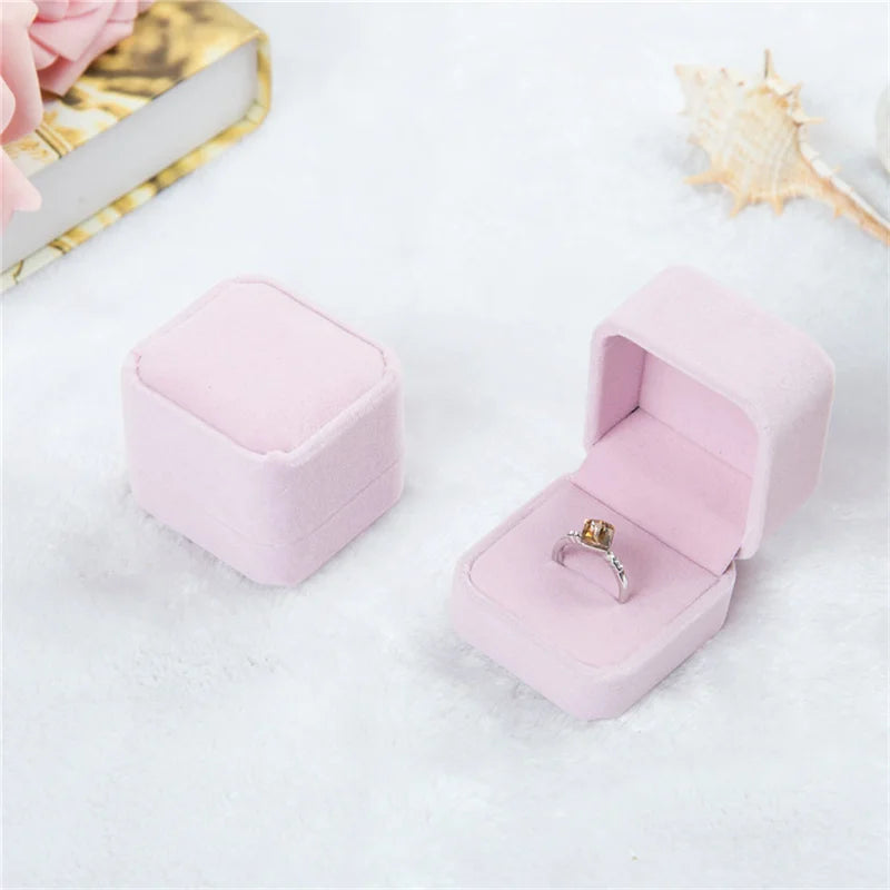 boîtes bijoux velours bleu clair rouge gris rose violet noir anneaux boucles doreilles classiques