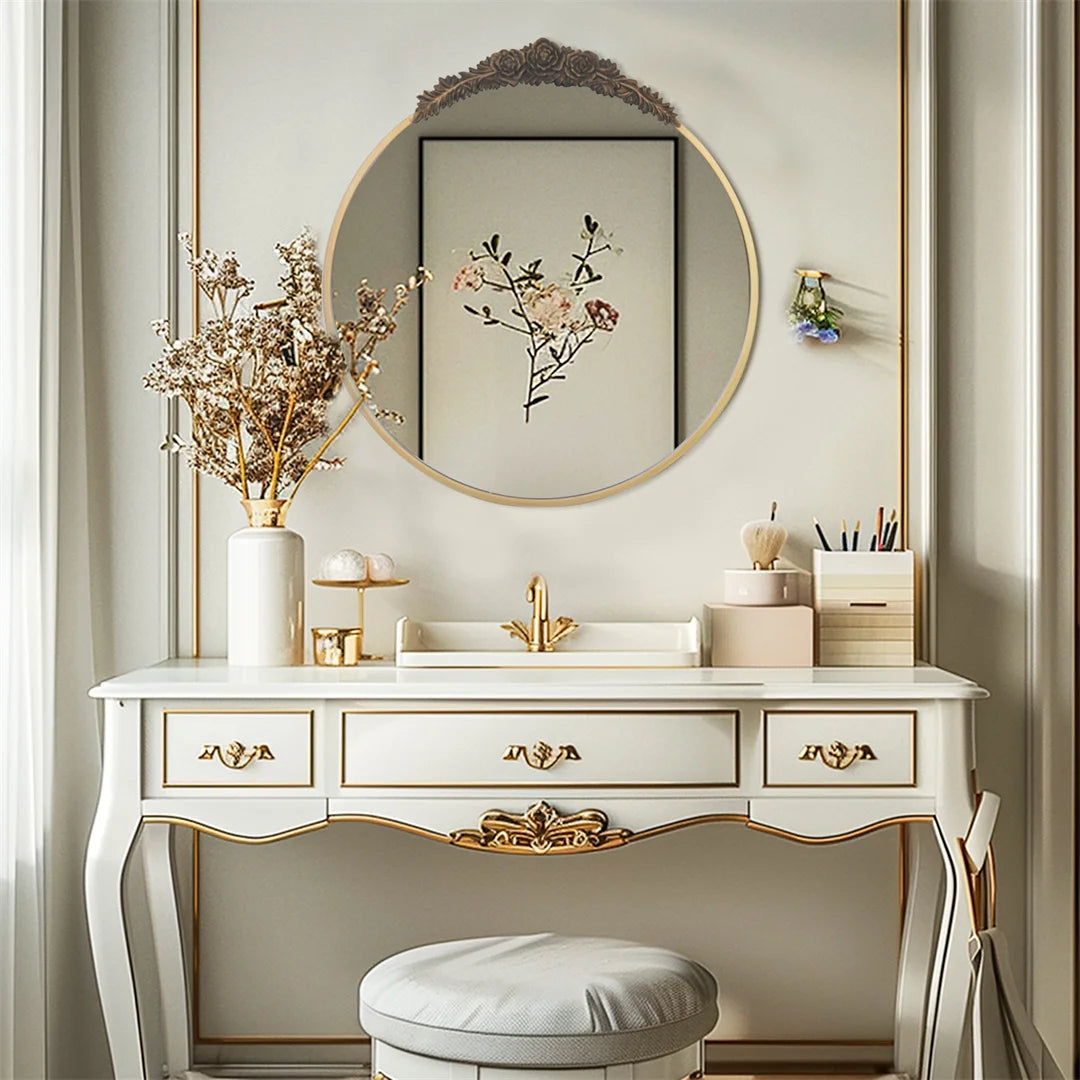 Un salon harmonieux avec un mobilier vintage au design sophistiqué, comprenant un miroir arrondi orné de motifs floraux et un meuble de rangement élégant.