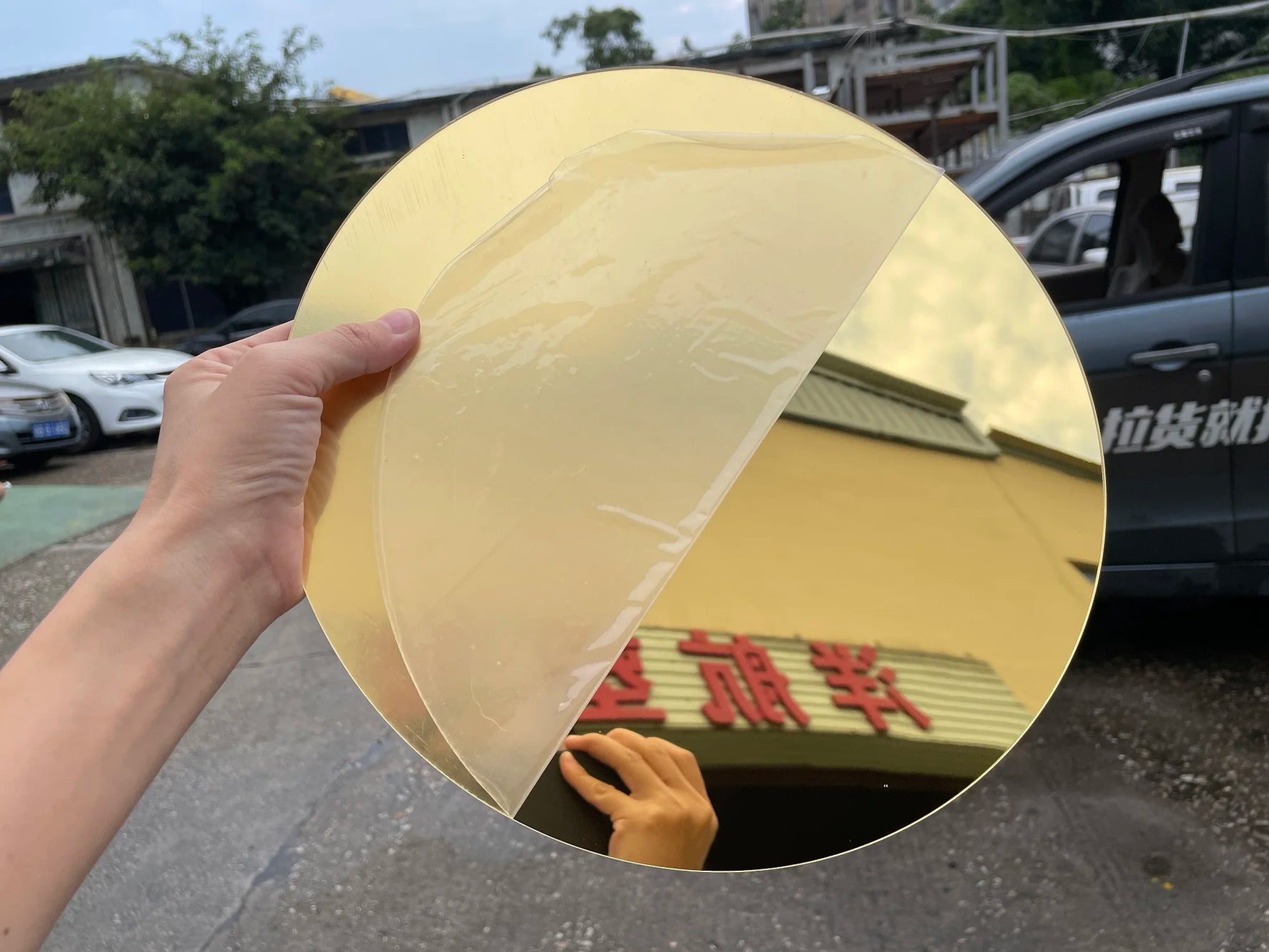 Détail de la finition dorée et coupe laser du miroir acrylique