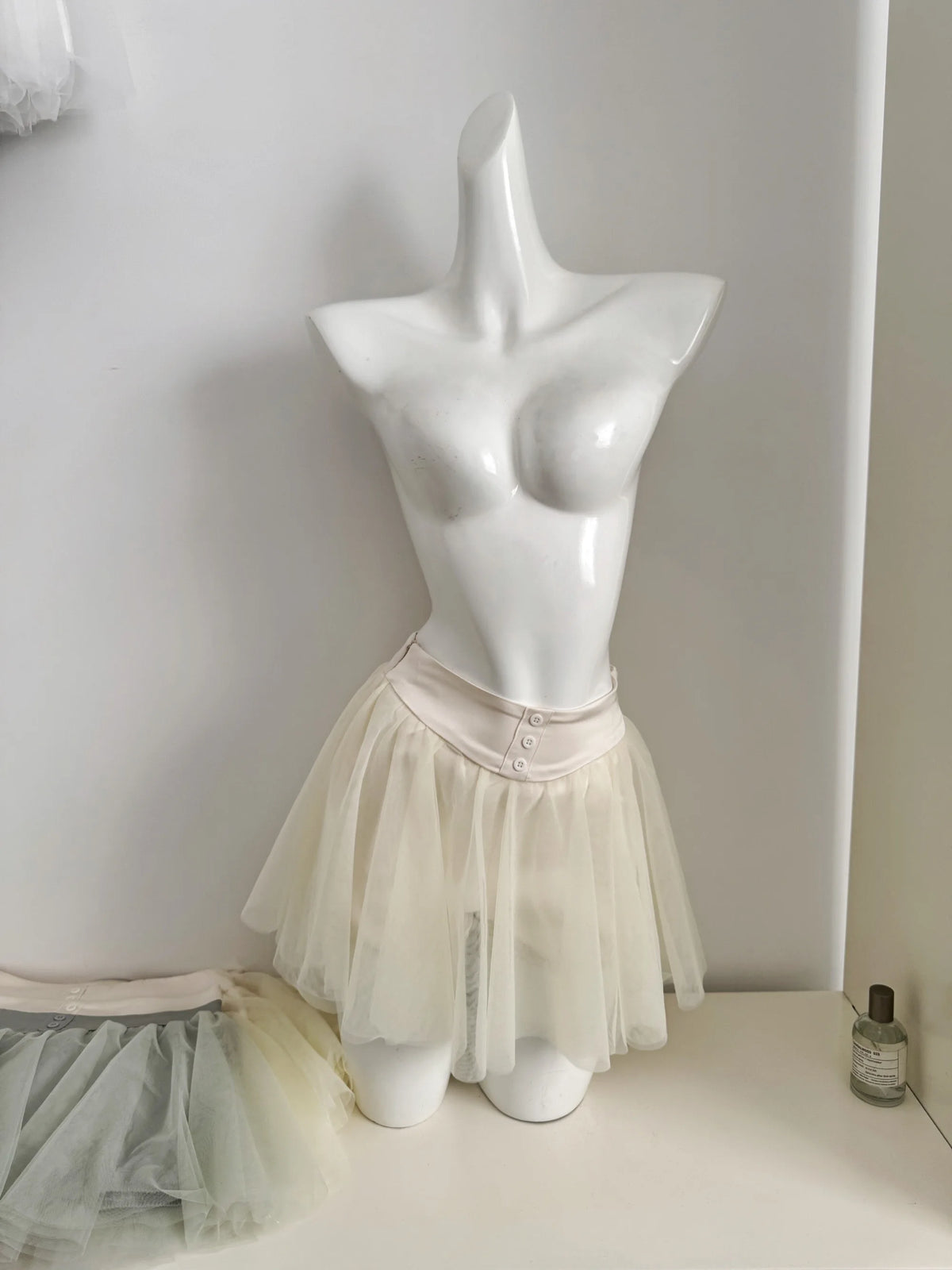 jupe élastique minijupe dessus genou élégante tulle noir blanc féminine chic translucide boutons