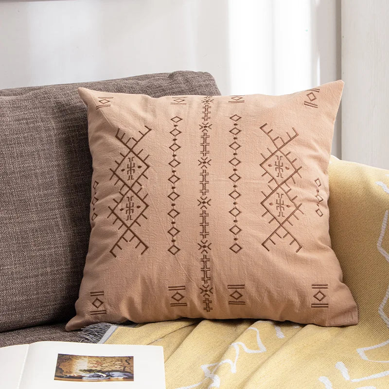 coussin carré beige clair motif géométrique moderne broderie lignes triangles décoration salon maison