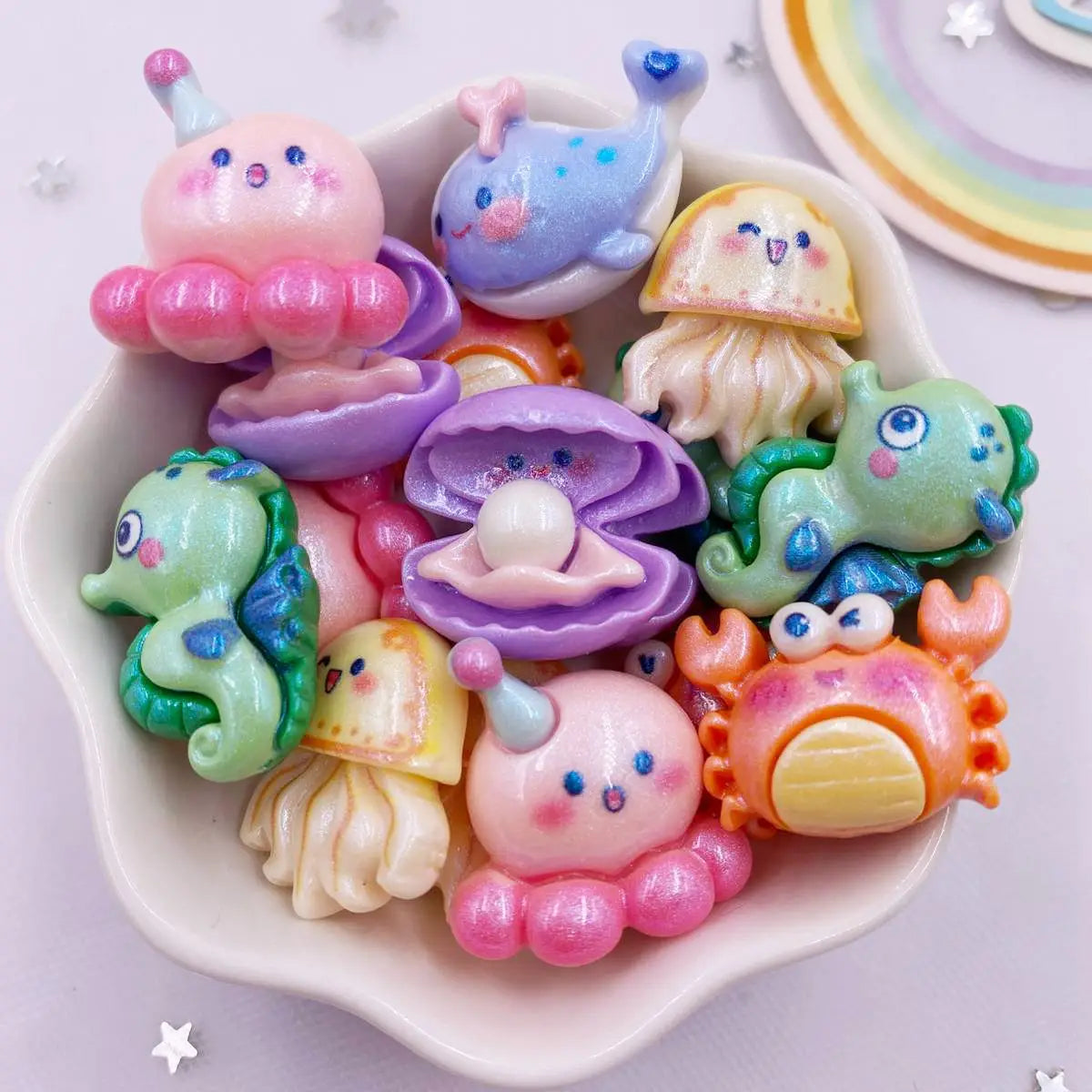 bijoux résine marine créatures poissons crabes pieuvres blanches rose verte