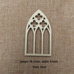 fenêtres décoratives gothiques arches croix motifs géométriques bois beige clair décoration intérieure artisanat miroir
