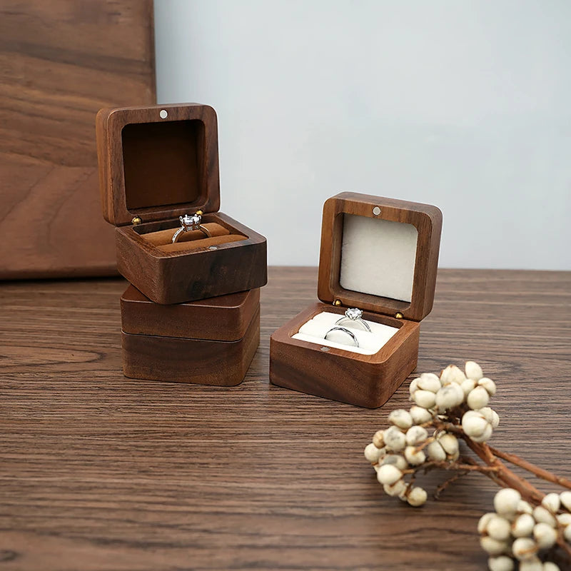 boîte bijoux bois marron classique dorés coussin blanc bague mariage packaging cadeau