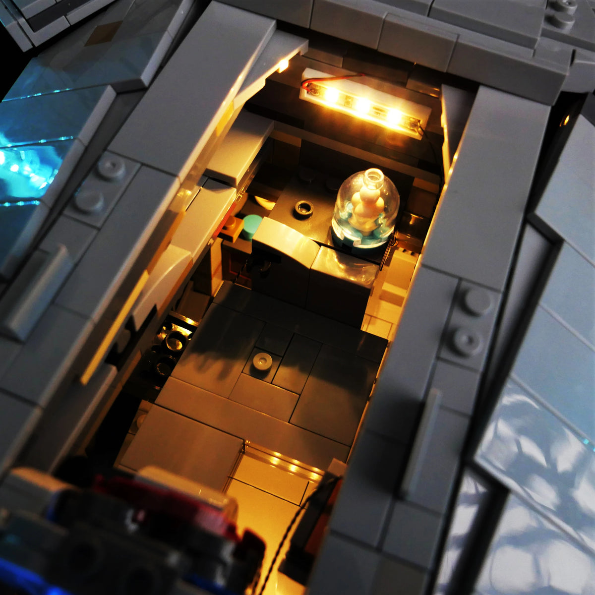 éclairage led diy vaisseau spatial gris bleu jaune details metalliques sci fi moderne box