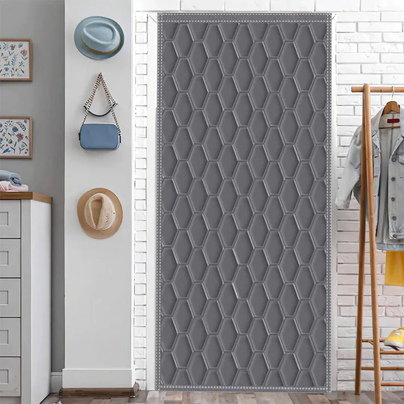 Rideau de porte thermique gris à motif nid d’abeille dans un couloir d’entrée lumineux avec décor mural.