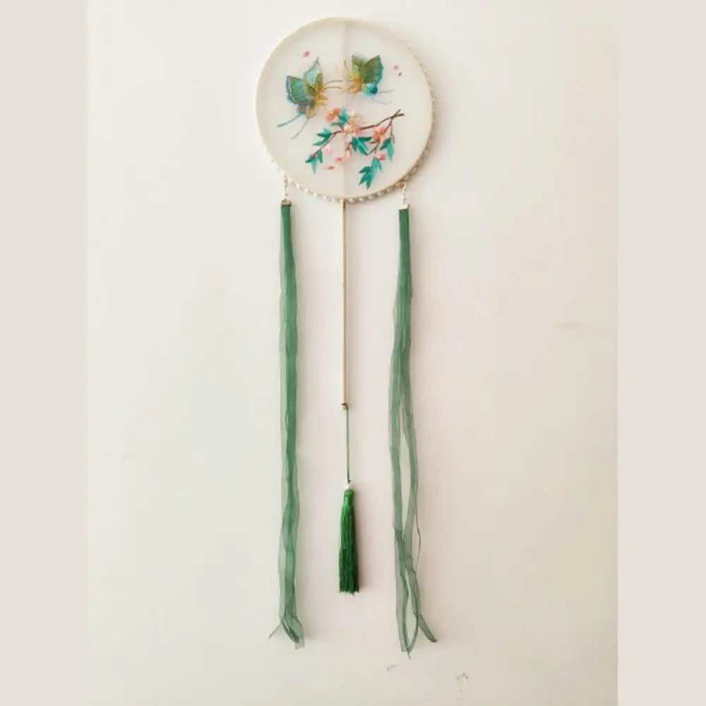 éventail traditionnel artisanal brodé fleurs oiseaux pompon poignée bois couleurs vivesbranches textiles soie bambou