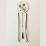 éventail traditionnel artisanal brodé fleurs oiseaux pompon poignée bois couleurs vivesbranches textiles soie bambou