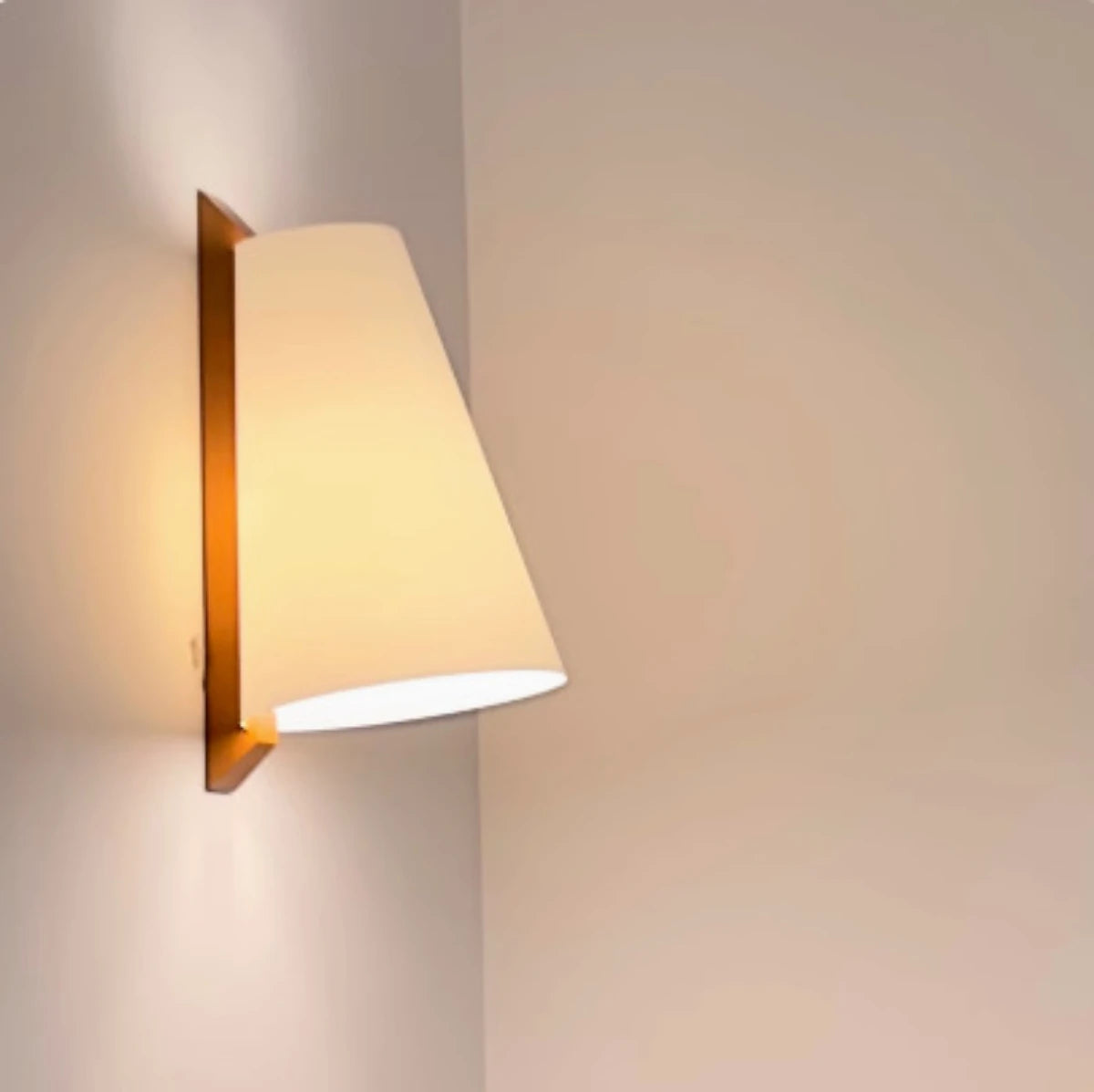 lampe murale moderne minimaliste abatjour blanc support marronclair éclairage quotidien mur applique unelampe LED