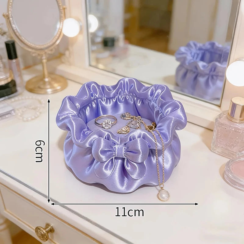 sac bijoux violet blanc moderne élégant satiné rangement bague chaîne réutilisable