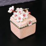 boîte bijoux vintage rose fleurs blanches oreilles anneaux broches élégante dorée transparente cadeau anniversaire