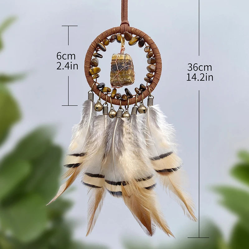 Un attrape-rêves en bois avec des pierres et des plumes de couleurs chaudes créant une décoration suspendue aux douces nuances.