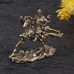 statue décorative personnage cheval doré bronze texture métal vieilli traditionnel art asiatique