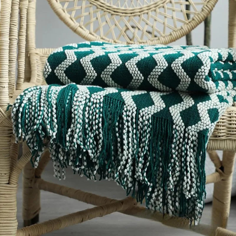 couverture tricotée vert foncé motif zigzag pompons canapé lit décoration intérieure moderne large