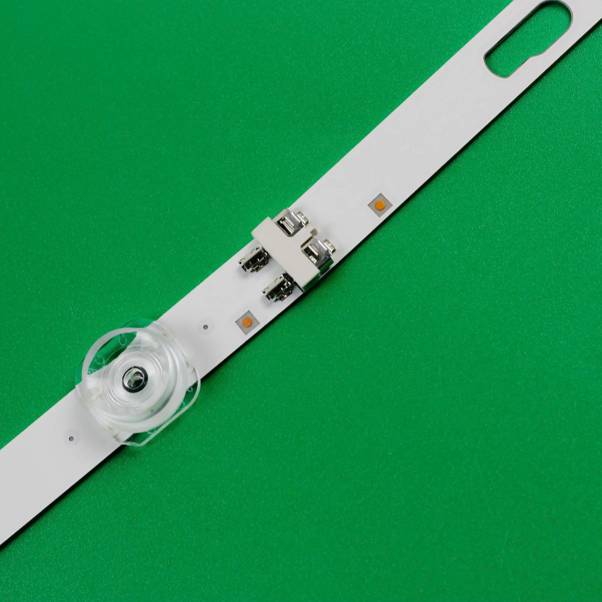 ruban led blanc adhésif moderne connecteurs électriques boutons commande